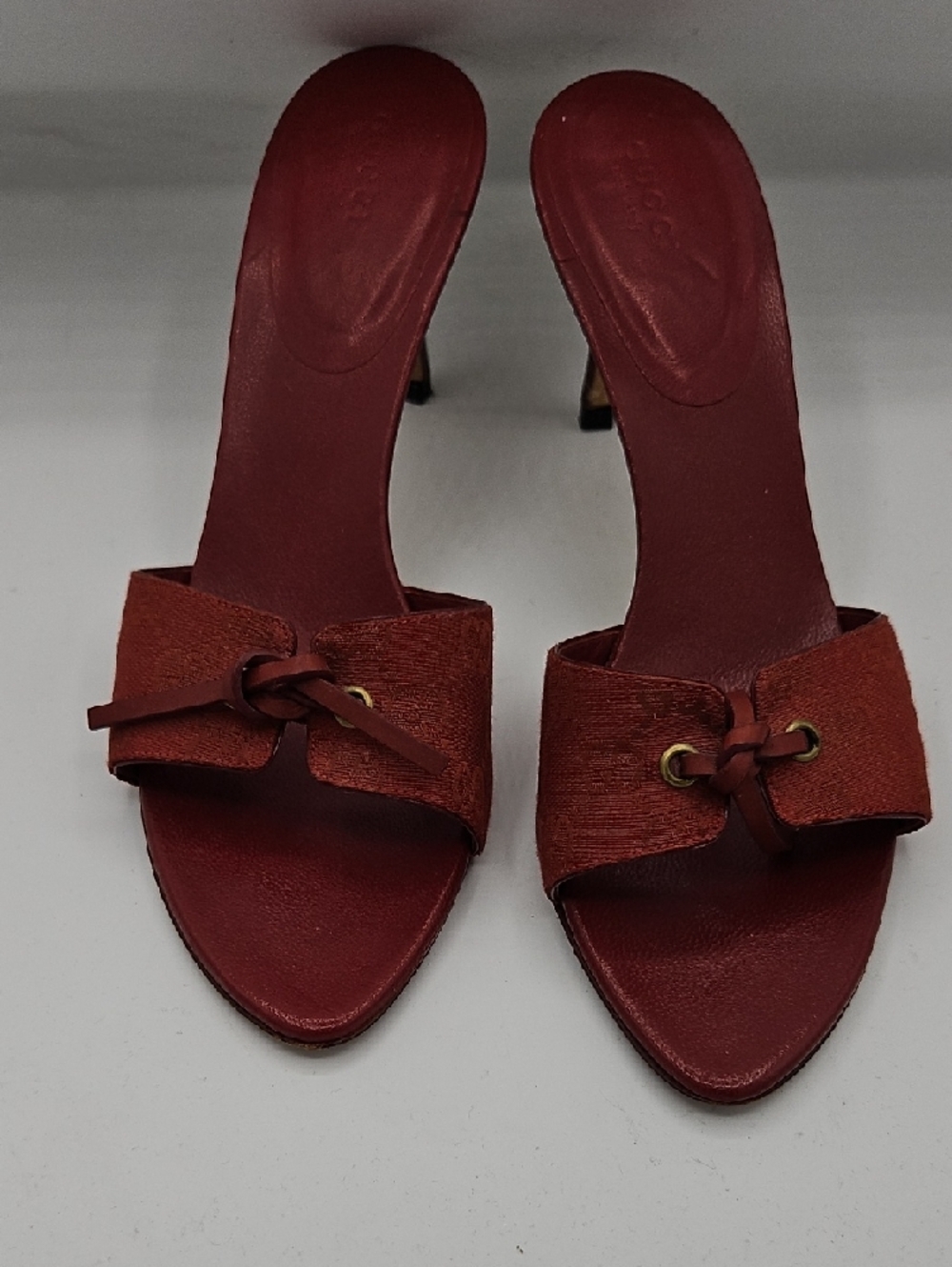 Gucci Red Leather Knot Slide Heels with Gold-Tone Detail - Picture 3 of 17